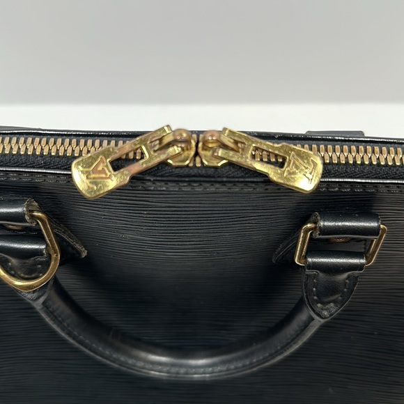 Authenticated LOUIS VUITTON Alma Epi PM w/ dust bag- Black - Picture 9 of 16